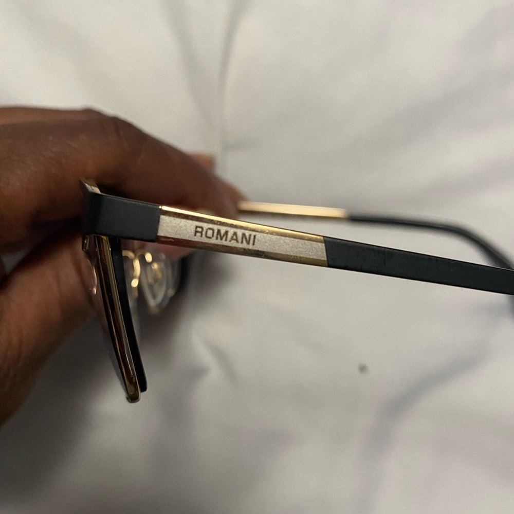 Black Romani fames can be optical